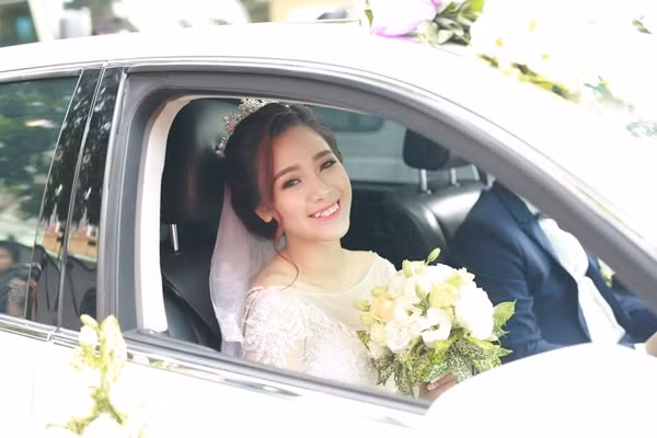 Nụ cười hạnh phúc của Hà Min trong ngày quan trọng của cuộc đời.