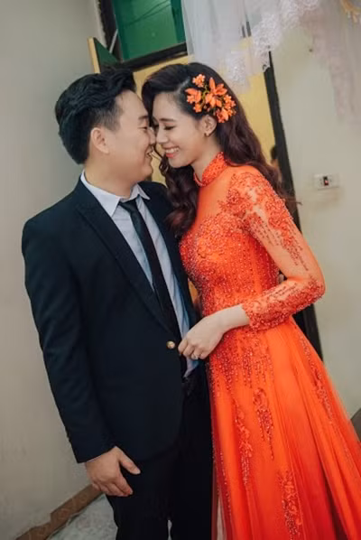 Ngày 19/11 vừa qua, Hà Min làm lễ ăn hỏi với bạn trai Minh Đức tại quê nhà Hưng Yên sau nhiều năm gắn bó. Cô nàng quyết định về chung một nhà vì cảm thấy tình yêu đã đến độ chín muồi. Trong lễ ăn hỏi, Hà Min diện chiếc áo dài đỏ thêu hoa khá tinh tế cùng lối trang điểm vừa vặn tôn lên vẻ đẹp vừa sang trọng vừa quyến rũ.