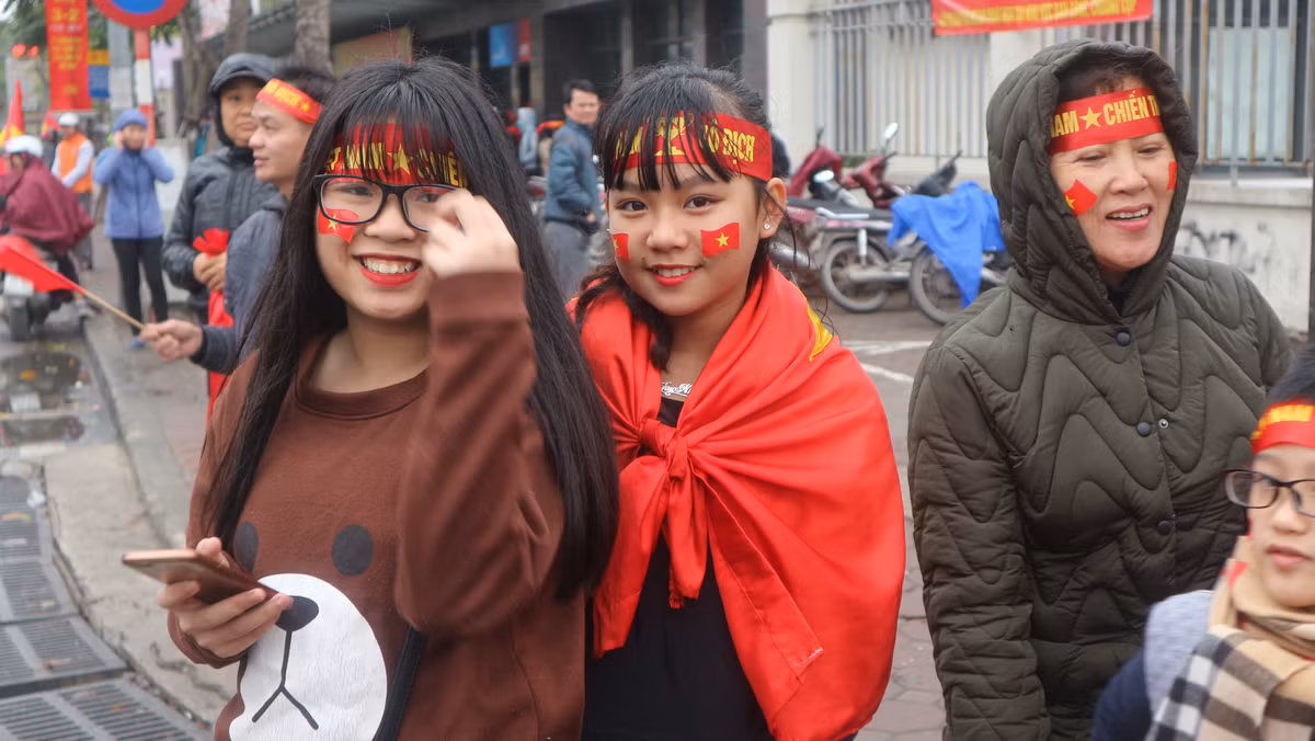 Hai nữ CĐV xinh đẹp do không có điều kiện theo đoàn đón các cầu thủ U23 Việt Nam tại sân bay nội bài cũng đã có mặt ngoài phố từ rất sớm để chờ các cầu thủ.