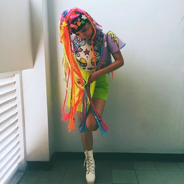 Phong cách thời trang có phần "dị hợm" của Sakuntala luôn khiến mọi người phải phì cười với sự liều lĩnh trong việc ăn mặc.