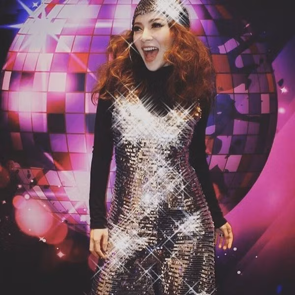 Ngoài phong cách thời trang ngộ nghĩnh, Sakuntala biến hóa vô cùng "ảo diệu" trong bộ trang phục của những ngôi sao ca nhạc.