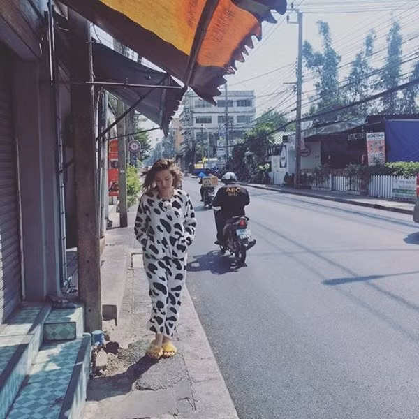 Cô nàng DJ xinh đẹp sẵn sàng mặc những bộ đồ dễ thương để xuống phố.