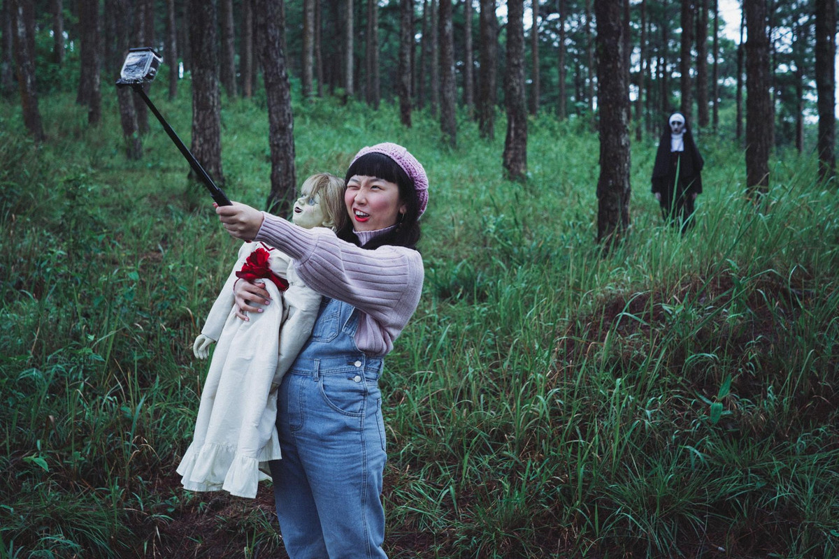 ận dụng các khung cảnh huyền bí tại Đà Lạt, Trang Hý đã "đầu tư" chụp hẳn một bộ ảnh hoành tráng với ác quỷ ma sơ và búp bê ma.