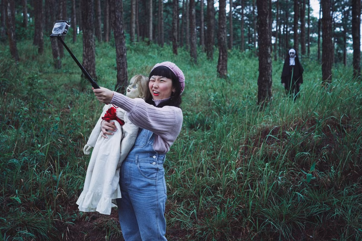 ận dụng các khung cảnh huyền bí tại Đà Lạt, Trang Hý đã "đầu tư" chụp hẳn một bộ ảnh hoành tráng với ác quỷ ma sơ và búp bê ma.