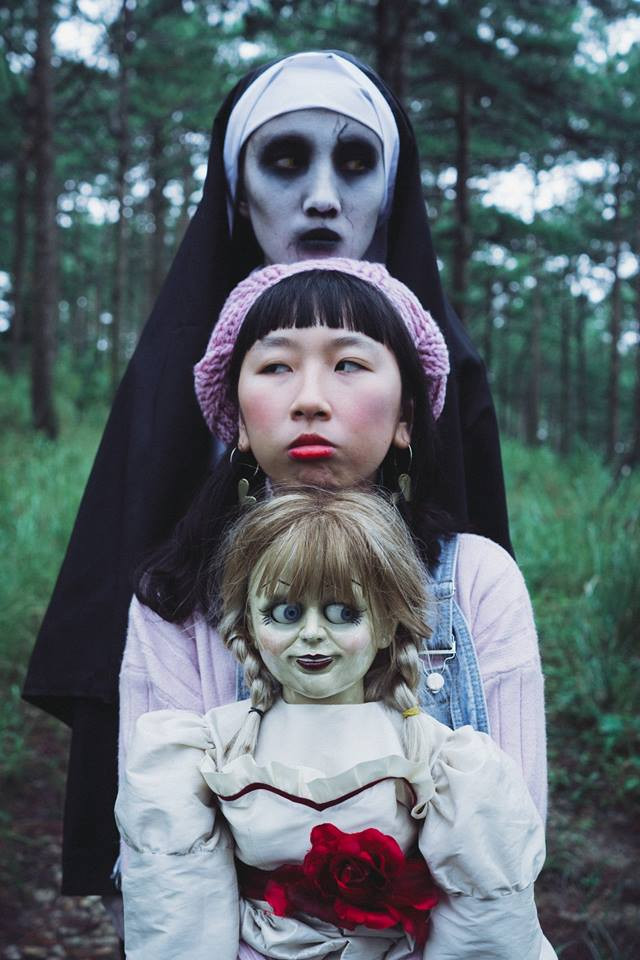 Biểu cảm buồn cười của Trang Hý khiến bộ ảnh kinh dị bớt vẻ rùng rợn nhưng thay vào đó là sự hài hước gây cười.