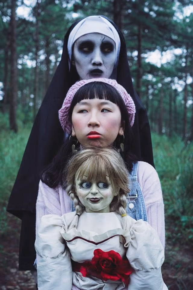 Biểu cảm buồn cười của Trang Hý khiến bộ ảnh kinh dị bớt vẻ rùng rợn nhưng thay vào đó là sự hài hước gây cười.