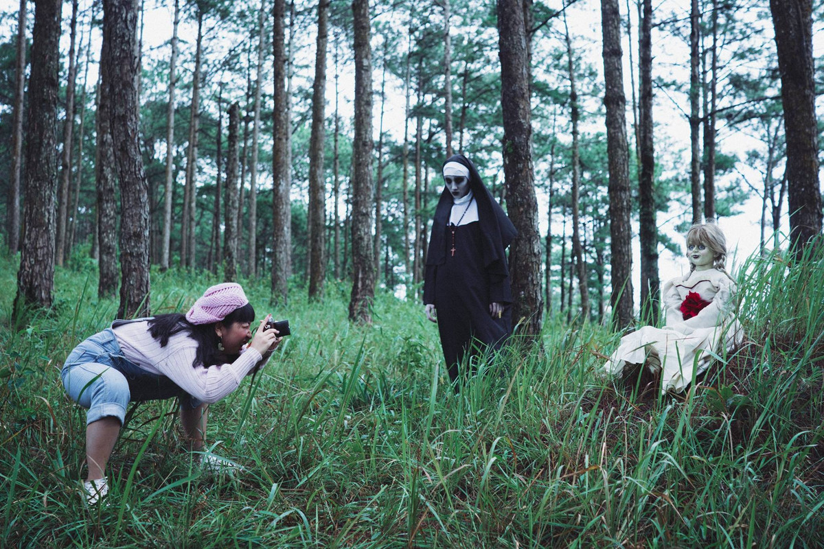 Ở mỗi tấm hình, cô nàng Trang Hý còn kèm chú thích như kể hẳn một câu chuyện đầy kỷ niệm và niềm vui khi cô "tình cờ gặp" Valak và Annabelle.