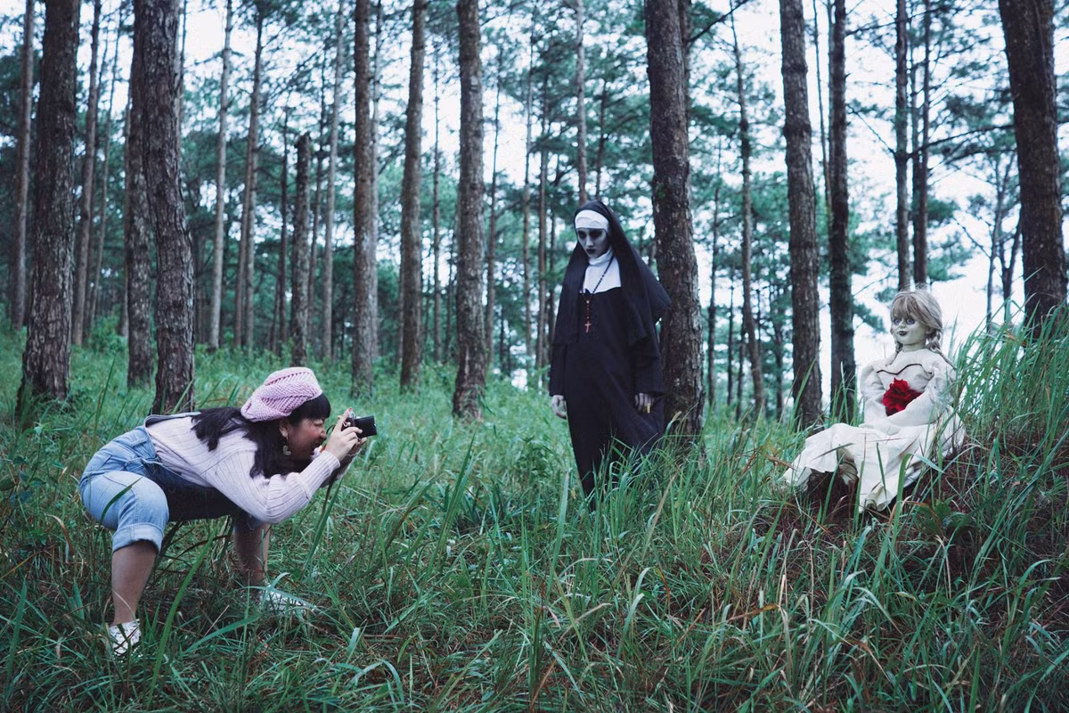 Ở mỗi tấm hình, cô nàng Trang Hý còn kèm chú thích như kể hẳn một câu chuyện đầy kỷ niệm và niềm vui khi cô "tình cờ gặp" Valak và Annabelle.