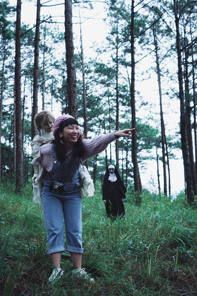 Vốn bản tính "lầy" của mình, nên Trang Hý cũng không quên đưa những chi tiết hài hước vào bộ ảnh kinh dị của mình. Cô lập hẳn một album kèm dòng trạng thái: "Ú Cha Cha Tái Ngộ Beo, Lần Này Beo Dắt Mẹ Theo Nữa Này!!!".