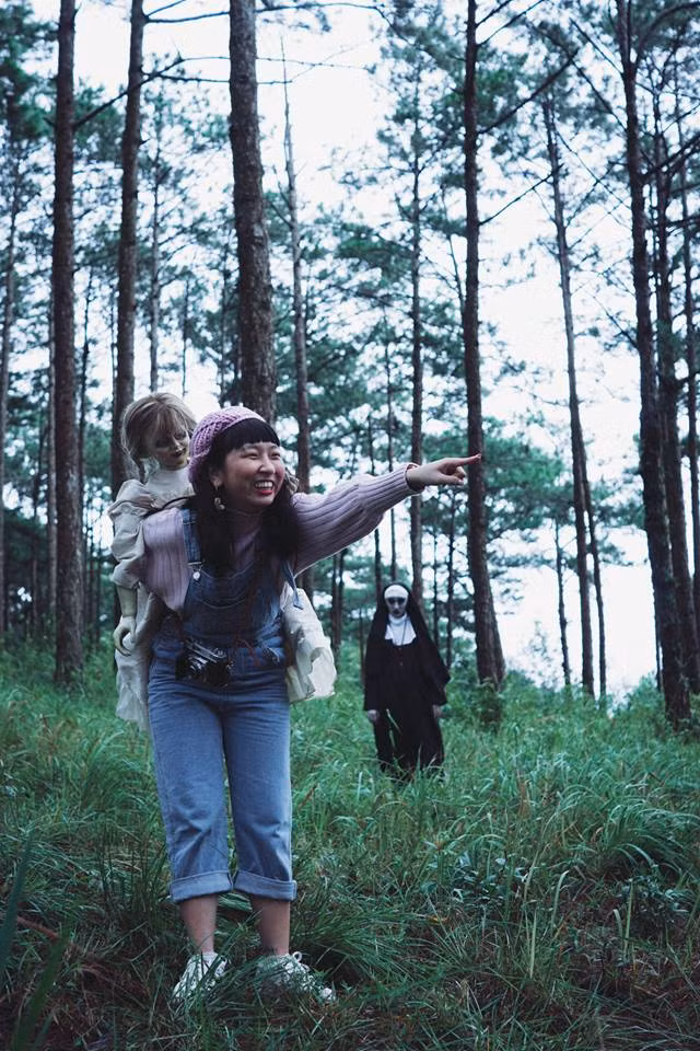 Vốn bản tính "lầy" của mình, nên Trang Hý cũng không quên đưa những chi tiết hài hước vào bộ ảnh kinh dị của mình. Cô lập hẳn một album kèm dòng trạng thái: "Ú Cha Cha Tái Ngộ Beo, Lần Này Beo Dắt Mẹ Theo Nữa Này!!!".