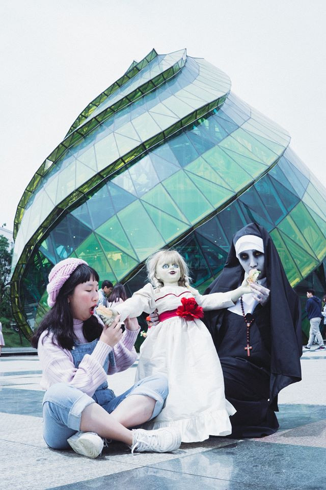 " Ăn ổ bánh mì cái nhe, ăn xong đỡ đói xách xe đi vòng vòng".