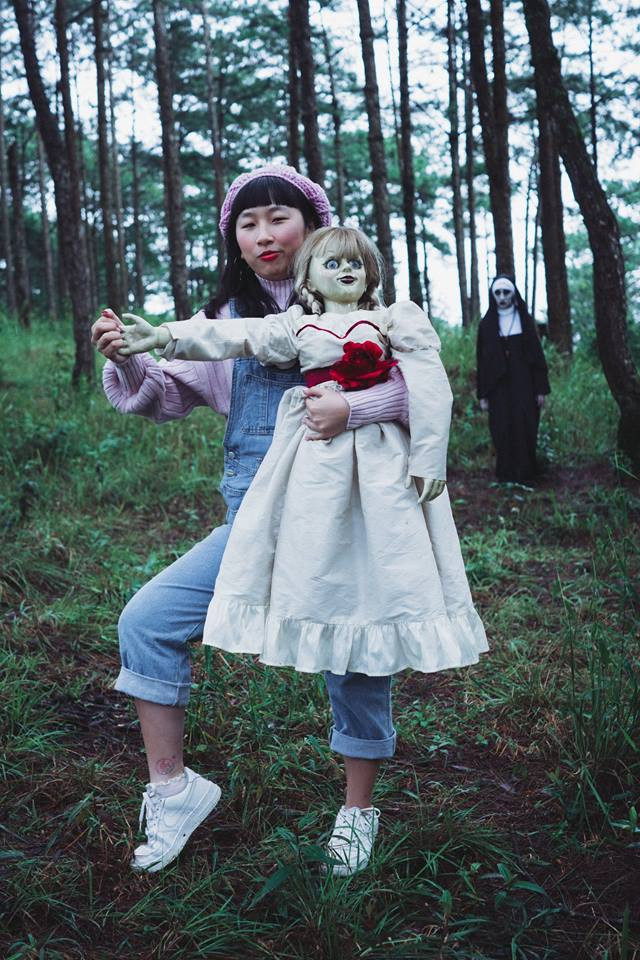 Ngoài Valak, để tăng rùng rợn cho bộ ảnh kinh dị, thánh lầy Trang Hý còn có sự xuất hiện của búp bê ma AnnaBelle.