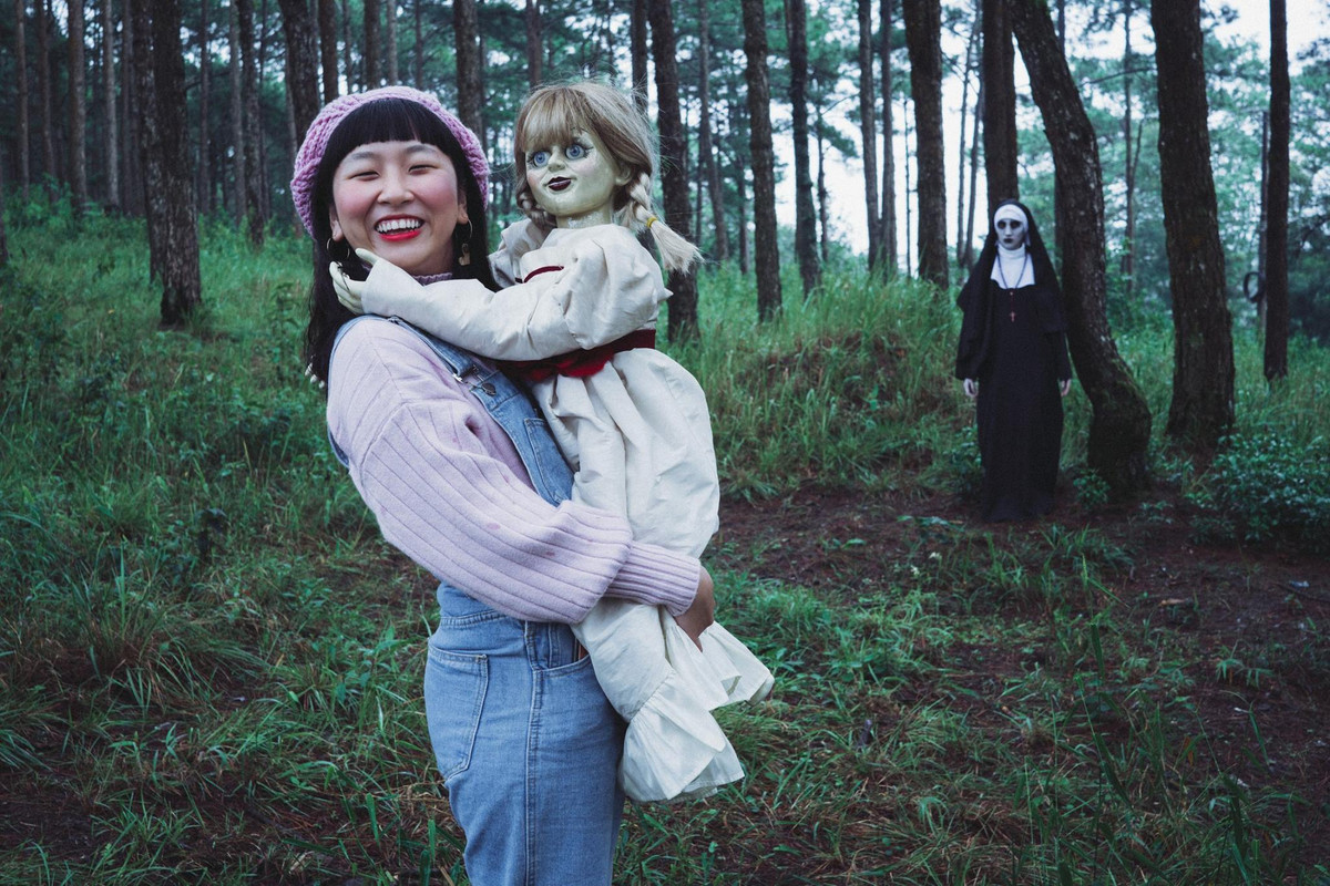 Dù mới được công chiếu nhưng The Nun có nhân vật ma sơ kinh dị tên Valak đã thu hút được rất nhiều giới trẻ. Bắt kịp trend, thánh lầy Trang Hý đã cho ra đời bộ ảnh mang hơi hướng kinh dị nhằm lưu giữ kỷ niệm trong chuyến du lịch Đà Lạt của cô.