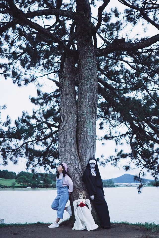 " Tưởng bã làm gì hay hay. Ai dè ra đừng gốc cây ngắm trời" câu thoại dưới mỗi bức ảnh của Trang Hý khiến mọi chuyện trở nên khá nhẹ nhàng.