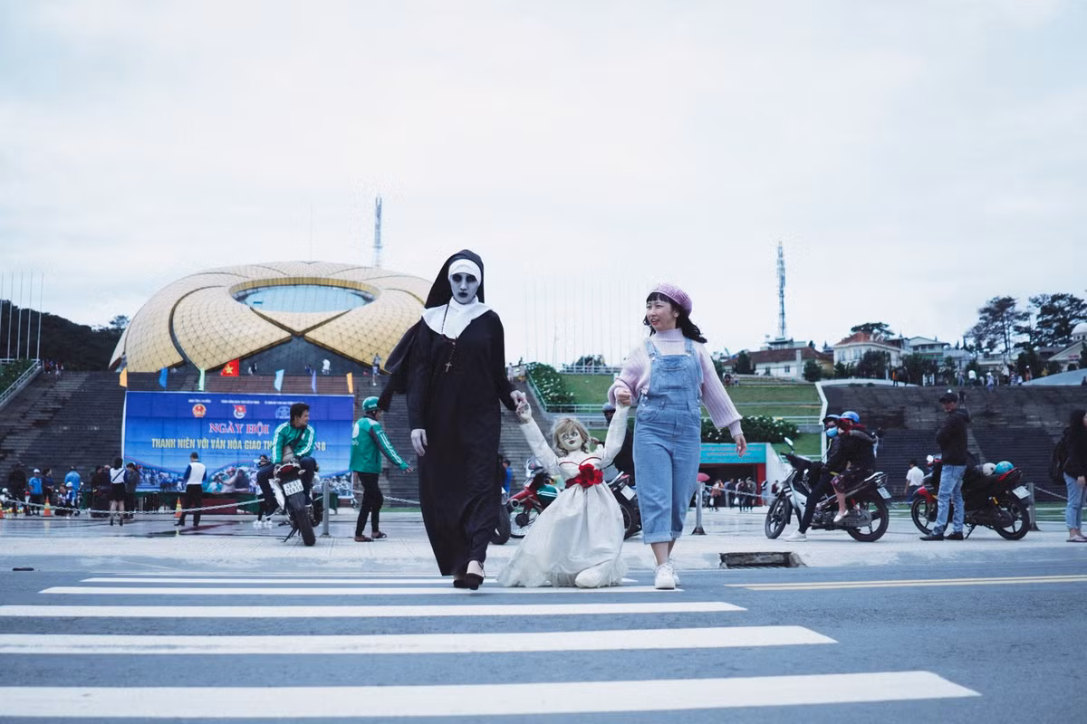 Cùng Valak và Annabelle đi khắp Đà Lạt là điều mà chắc không ai dám thực hiện ngoài Trang Hý.