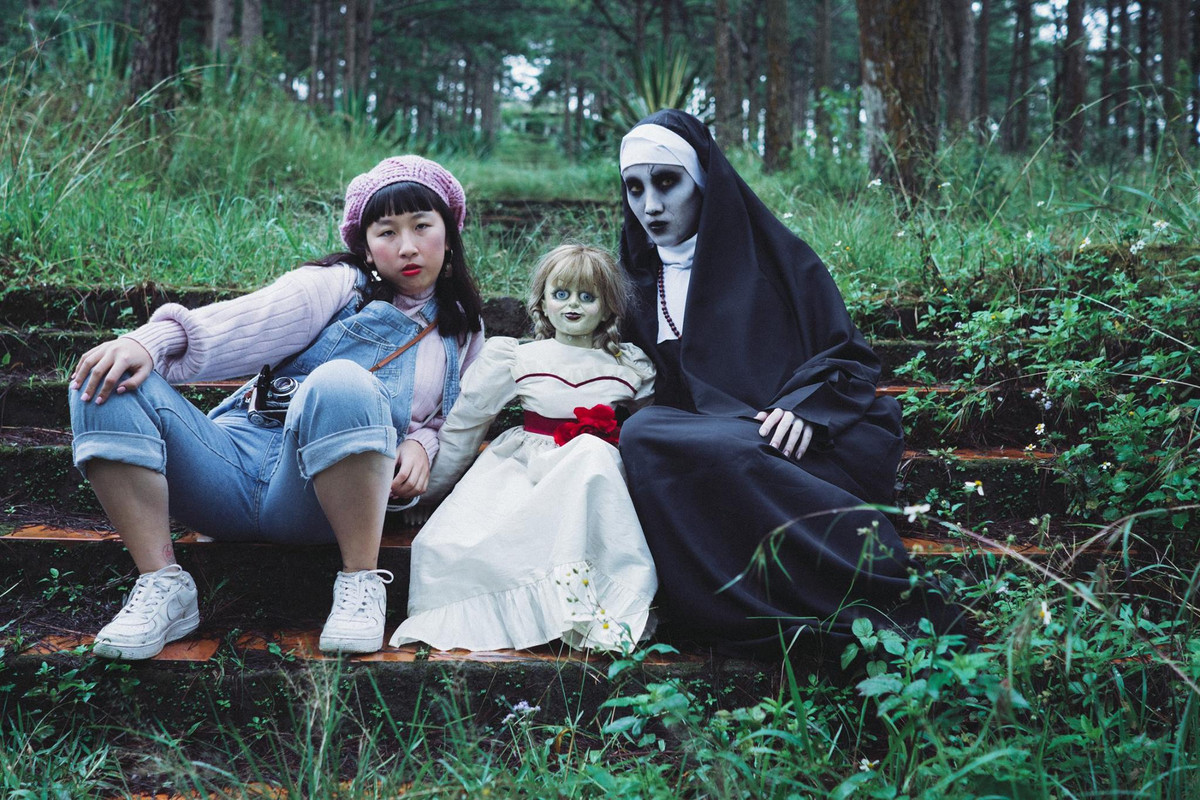 Những bức ảnh chụp chung giữa Trang Hý, Valak và Annabelle nhanh chóng được chia sẻ khiến cộng đồng mạng thích thú và rất hợp với trend tìm kiếm.