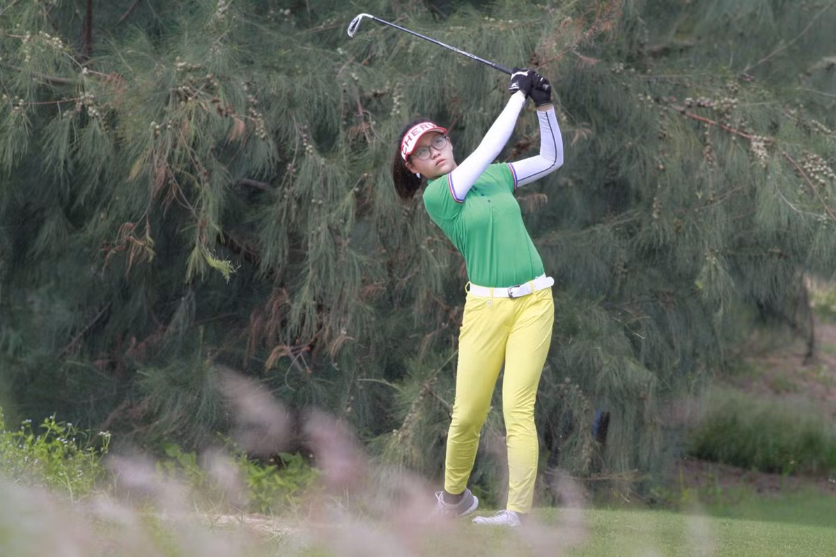 Nhìn vẻ ngoài có phần mong manh của Khuê Minh ít ai nghĩ rằng, cô lại có những cú putt (thuật ngữ môn golf) rất vừa tay để có những điểm tuyệt đối.