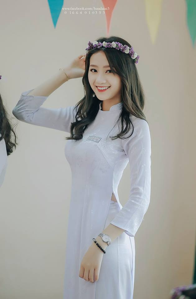 Chia sẻ về sự việc này, Nhật Linh cho biết trong cái vui lại có cái buồn bởi khi đang được quá nhiều người chú ý tới, cô bạn 10X Đắk Nông này lại phải đón nhận những điều không muốn đến từ trang cá nhân của mình.