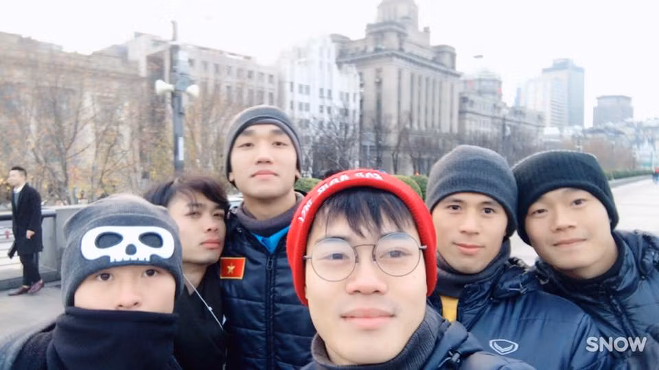 Dù đây chỉ là một câu trả lời khá vui vẻ nhưng nhiều fan nữ đã phải sụp đổ và bình luận rằng: "Trai đẹp thời nay đã hiếm mà các bạn ấy lại còn yêu nhau". Hay như nickname Minh Hằng (24 tuổi, Hà Nội) có viết: "May mà không phải sự thật chứ nếu là thật chắc em mất niềm tin vào đàn ông quá".