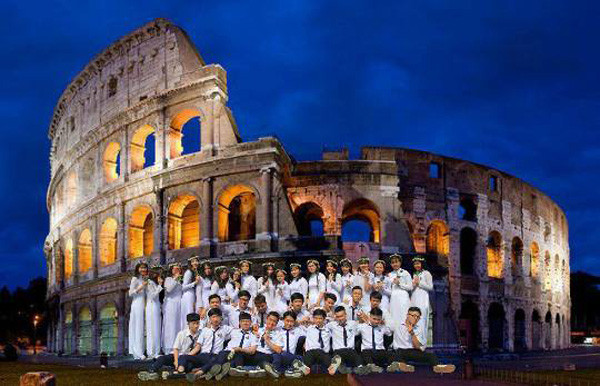 Với một bức ảnh tập thể lớp, các bạn học sinh đã ghép cả lớp vào những địa điểm nổi danh trên thế giới.