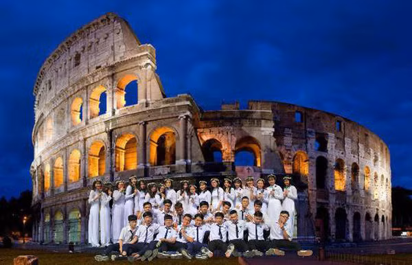 Với một bức ảnh tập thể lớp, các bạn học sinh đã ghép cả lớp vào những địa điểm nổi danh trên thế giới.