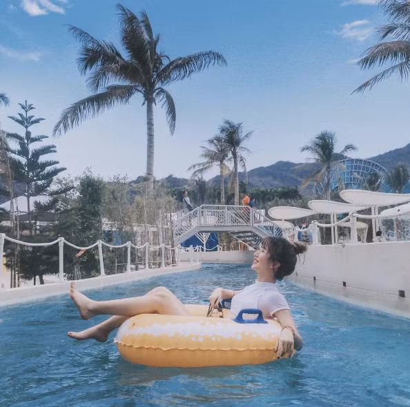 Đeo kính râm, tóc xõa tung bay cũng là một cách "làm màu" bên những bộ bikini khá thịnh hành thời gian qua. Việc này, vừa che được nắng, tránh tia cực tím mà quan trọng hơn hết mà mặt không bị lộ nhiều trước ống kính