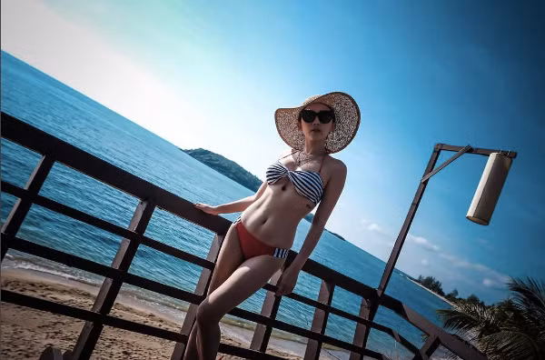 "Chiêu" bắt chéo chân để trông đỡ lùn lúc mặc bikini được các nàng sử dụng khá nhiều.
