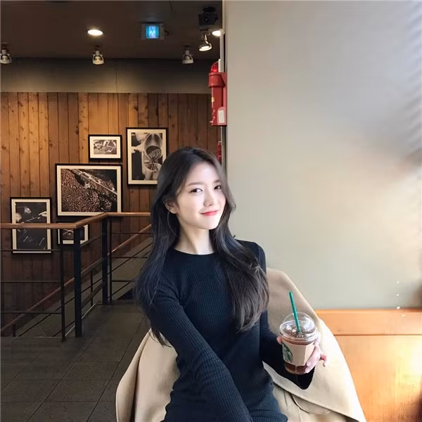 Cụ thể, trên một chương trình giải trí trên kênh sóng truyền hình Hàn Quốc, cả trường quay gần như không thể rời mắt khỏi Kim Ye-rin khi cô nàng này sở hữu một khuôn mặt rất xinh đẹp.