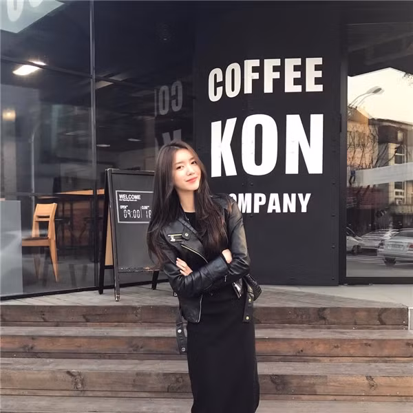 Không chỉ dừng lại ở việc được chú ý bởi nhan sắc, cô bạn người Hàn Quốc Ye-rin còn có giọng hát cực ấm khiến nhiều khách mời đình đám như Kang Ta, Tony Ahn phải "trố mắt" ngắm nhìn.