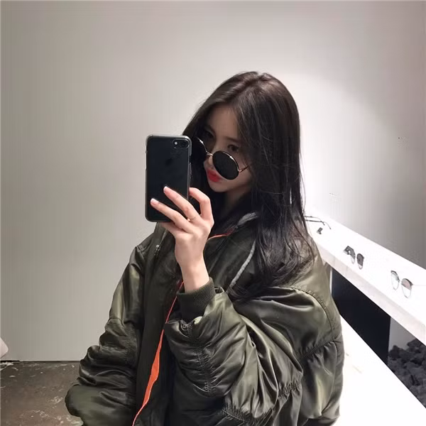 Điều tra thân thế của Kim Ye-rin thì nhiều người ngỡ ngàng cô nàng này mới 22 tuổi và hiện đang là sinh viên trường ĐH Konkuk – Seoul – Hàn Quốc. Dù đăng quang ngôi vị Á hậu từ năm 2015, nhưng Ye-rin lại không tham gia nhiều vào các sự kiện truyền thông trong và ngoài nước. Vậy nên tên tuổi của cô không được nhiều người nhắc tới mãi cho tới gần đây sau game show truyền hình.