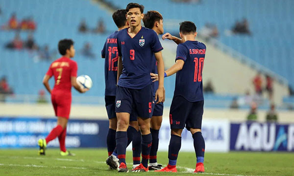 Nickname H.M bình luận: "Thẻ đỏ đáng rồi. Đá thua rồi còn cố tình đánh người khác. Phi thể thao thật, biết là nóng nhưng cố gắng giữ bình tĩnh nhé".