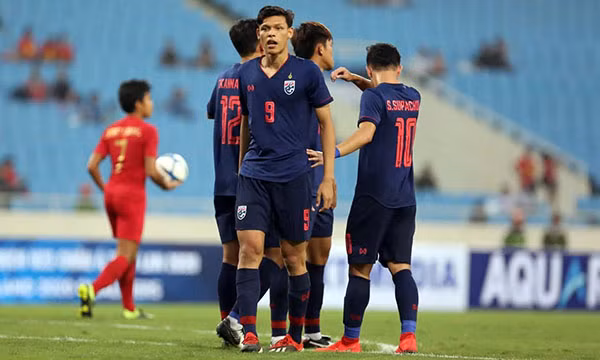 Nickname H.M bình luận: "Thẻ đỏ đáng rồi. Đá thua rồi còn cố tình đánh người khác. Phi thể thao thật, biết là nóng nhưng cố gắng giữ bình tĩnh nhé".