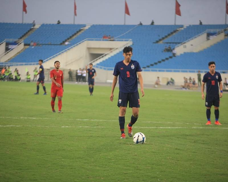 Còn nickname C.L chia sẻ: "Đá thì tệ chỉ đánh người là nhanh. Biết là trên sân không tránh được pha va chạm nhưng cố tình đấm vào mặt người khác là sai hoàn toàn rồi".