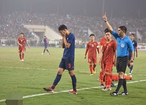 Án phạt mà Supachai phải nhận đỏ từ ông trọng tài chính. Bên cạnh đó, trên MXH rất nhiều dân mạng đã lên án chỉ trích của tiền đạo số 9 của Thái Lan.