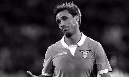 Tân binh Milan gặp hạn: Theo thông tin chuyển nhượng cầu thủ từ tờ Sky Italia, tiền vệ mới cập bến Milan từ Lazio, Lucas Biglia đã dính chấn thương cơ khá nặng nên sẽ phải nghỉ thi đấu trong vòng 1 tháng tới. Kể từ khi cập bến San Siro, Biglia vẫn chưa có trận đấu nào cùng Rossoneri. Ảnh: Sky Italia