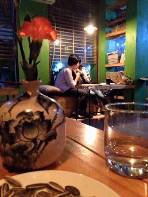 Mặc dù được coi là phản cảm, là đi ngược lại "thuần phong mỹ tục", nhưng những vụ việc như trên không phải là hy hữu và nó đang hàng ngày diễn ra và được đăng tải trên không ít các dân mạng