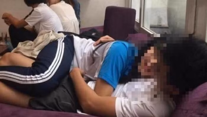 Đây không chỉ tôn trọng những người xung quanh mà là tôn trọng chính bản thân mình, người yêu của mình và mong rằng các bạn trẻ sẽ biết "giữ cho mình, giữ cho người".