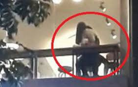 Nhiều dân mạng cũng không khỏi bức xúc và để lại những bình luận chỉ trích cho hình ảnh phản cảm của các đôi bạn trẻ. Dù biết là chuyện tình yêu đôi lứa chẳng thể cấm đoán, nhưng các bạn hãy biết cư xử và hành động đúng mực nơi công cộng.