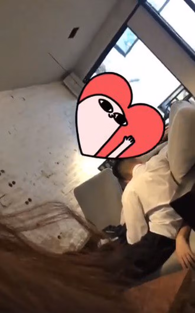 Một bộ phận các bạn trẻ Việt Nam hiện nay có thể vô tư "mây mưa" ngay tại những nơi công cộng như trong quán trà sữa, quán cà phê hay thậm chí cả quán internet bất chấp việc mọi hành động của mình có thể được ghi lại và bị dư luận chỉ trích.