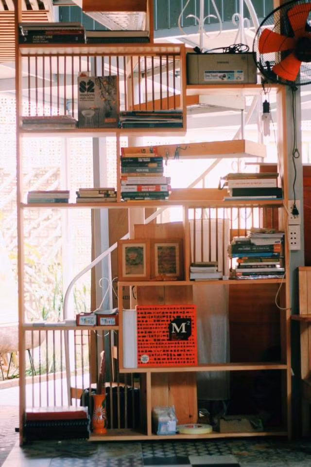 Nếu phía ngoài là một không gian vô cùng huyên náo với tấp nập người qua kẻ lại thì khi bước chân vào homestay Peace House, du khách sẽ được sống với một không gian hoàn toàn khác, một không gian tĩnh lặng và vô cùng nghệ thuật.