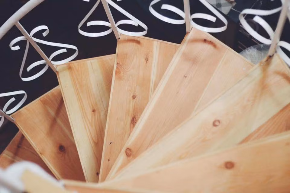 Kết hợp với sự mộc mạc của bức tường, người chủ của Peace House đã khôn khéo sử dụng gỗ để làm nên một tổng thể hài hòa cho khu homestay của mình. Đặc biệt là chiếc cầu thang xoắn ốc dù hơi nhỏ nhưng khiến cho người dùng cảm thấy vô cùng thoải mái.