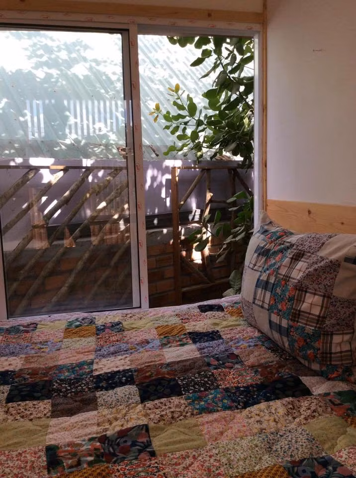 Hãy tưởng tượng, sau một ngày mệt nhoài với những hoạt động khám phá hòn đảo xinh đẹp Phú Quốc, bạn được thả lưng trên chiếc giường sắc màu và sáng tỉnh dậy có tiếng chim hót và ánh nắng xuyên vào căn phòng được thiết kế độc đáo thì còn gì tuyệt vời hơn cho thời gian nghỉ dưỡng.