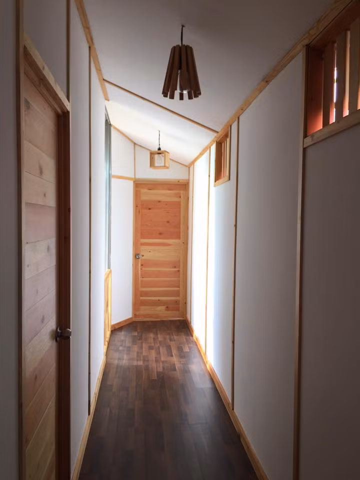 Gỗ cũng là vật liệu chủ đạo được sử dụng trên các phòng ngủ tại khu homestay giá rẻ tại Phú Quốc được giới trẻ vô cùng thích thú thời gian qua.