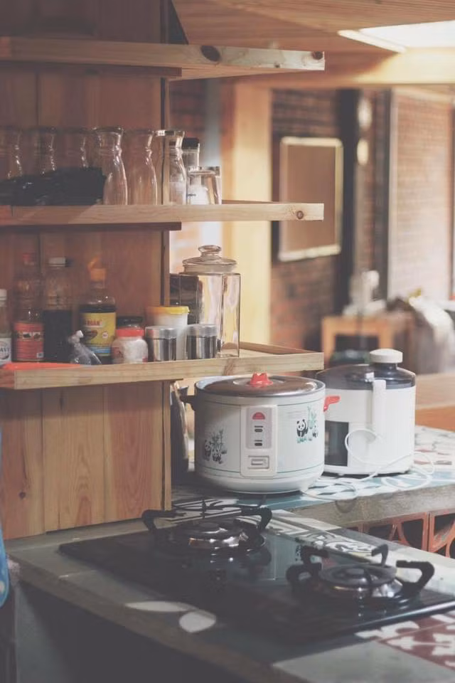 Điều đặc biệt, tại Peace House có khu vực nấu bếp, bạn có thể tự mua đồ về chế biến tại nhà. Điều này là rất hiếm thấy tại các khu homestay khác trong cả nước. Ảnh: Facebook Peace House.