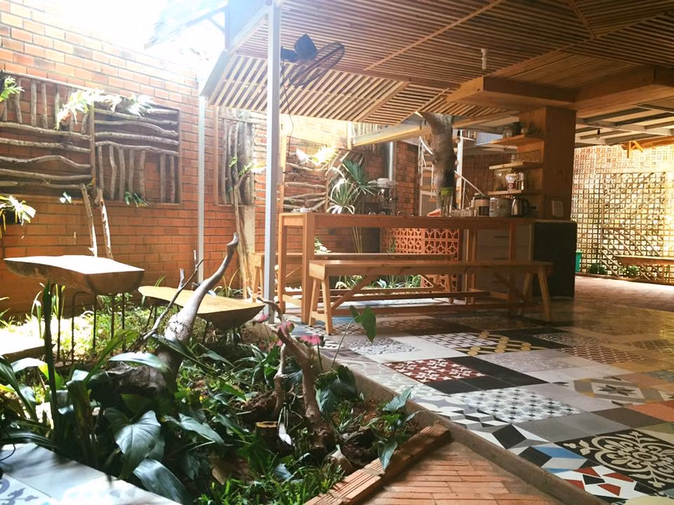 Tất cả những đồ đạc và trang trí tại Peace House đều được chắp nhặt từ từ gỗ và gạch và cũng chính từ những điều nhỏ nhặt này đã làm nên thương hiệu cho homestay này.