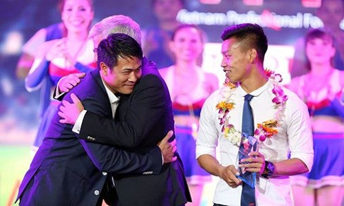 Bi xuc pham tai Gala, HLV Huu Thang bo ve giua chung