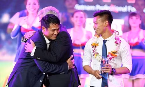 Bi xuc pham tai Gala, HLV Huu Thang bo ve giua chung