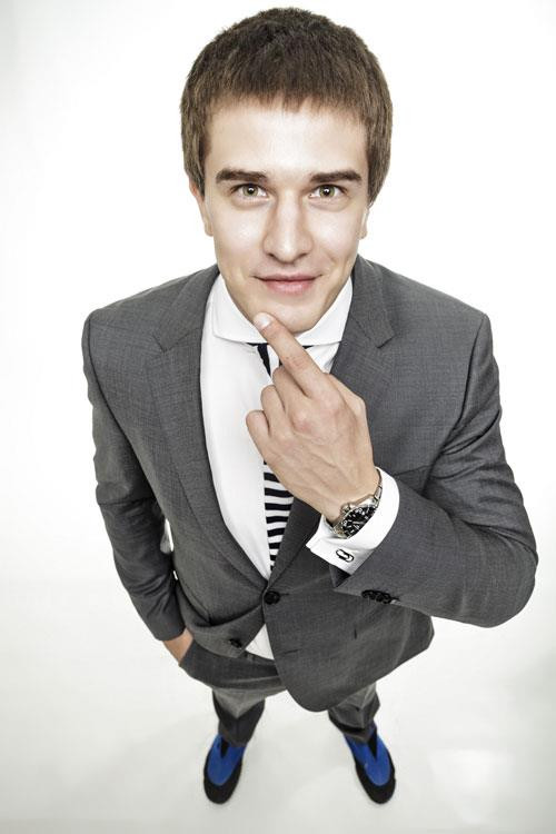 Ngay sau đó, danh tính anh chàng làm "thuyền ôm" này ngay sau đó đã được các "ma mạng" lùng sục khắp mọi ngóc ngách. Chỉ ít phút sau, anh chàng này đã lộ diện.