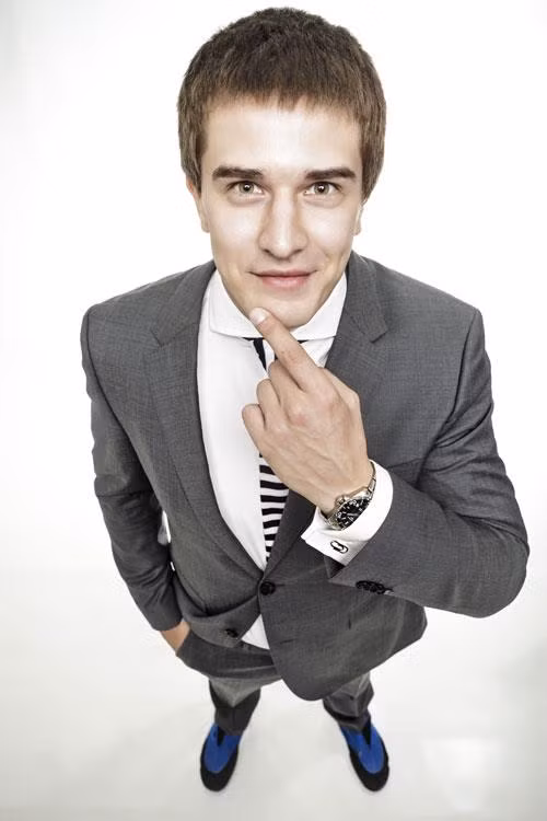 Ngay sau đó, danh tính anh chàng làm "thuyền ôm" này ngay sau đó đã được các "ma mạng" lùng sục khắp mọi ngóc ngách. Chỉ ít phút sau, anh chàng này đã lộ diện.