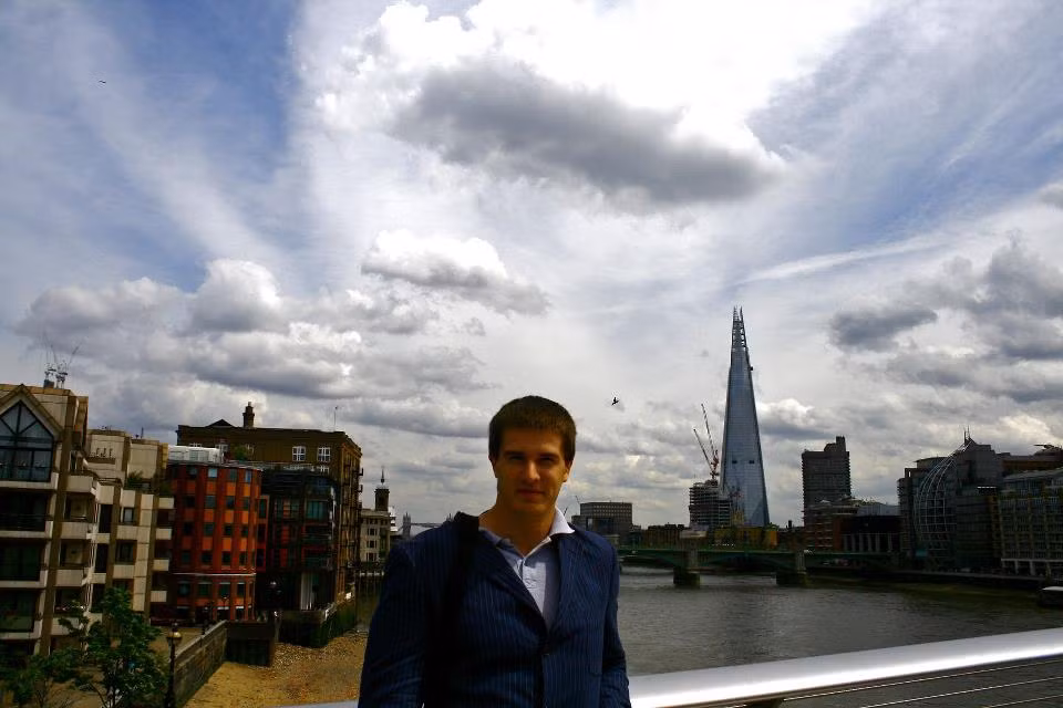 Alex Okulovskyi quốc tịch Nga năm nay 28 tuổi. Hiện anh chàng này đang làm việc tại khu vực Keangnam.